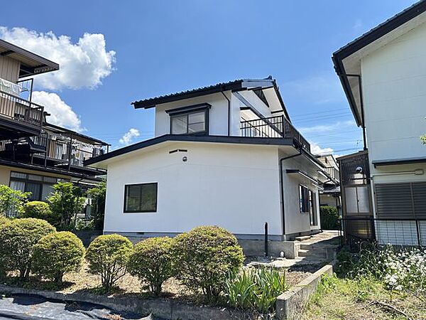 【リフォーム済・建物外観】ご家族の車が停められるよう、駐車場は2台駐車可能に拡張・整備し、おうちの外壁は塗装をしました。不要な物置や塀を撤去したのでお車での出入りもしやすくまりました。
