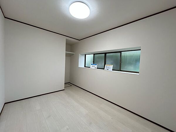 【リフォーム済・1F6帖洋室】床はフローリングを重ね張りし、天井と壁はクロスの張替えをしました。1Fにメインとなる居室があると、年齢を重ねてからの生活も安心ですね。