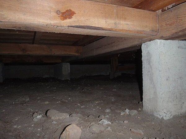 【床下写真】【床下】中古住宅の3大リスクである、雨漏り、主要構造部分の欠陥や腐食、給排水管の漏水や故障を2年間保証します。その前提で床下まで確認の上でシロアリの被害調査と防除工事もおこないます。