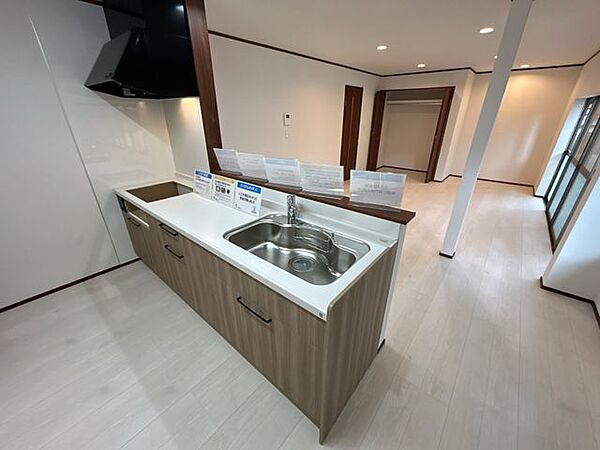 【キッチン別角度】3口コンロや浄化器付きの水栓が設置されたキッチン。お料理好きの方にも嬉しい255cmサイズです。