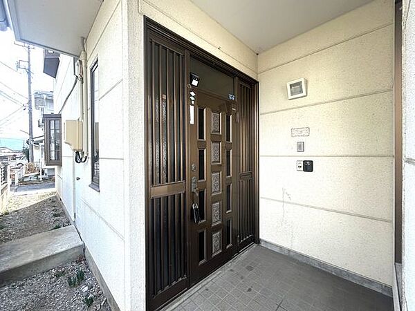 【リフォーム中/玄関外部】玄関ドアはクリーニングし、鍵を交換します。玄関ポーチは屋根つきなので、雨の日に荷物がたくさんあっても濡れずに出入りできますね。