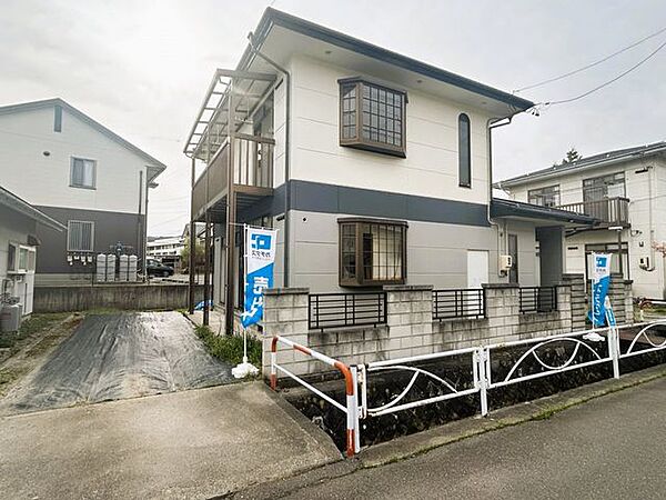 【リフォーム中/外観写真】外壁・屋根塗装を行い清潔感ある見た目へと生まれ変わります。