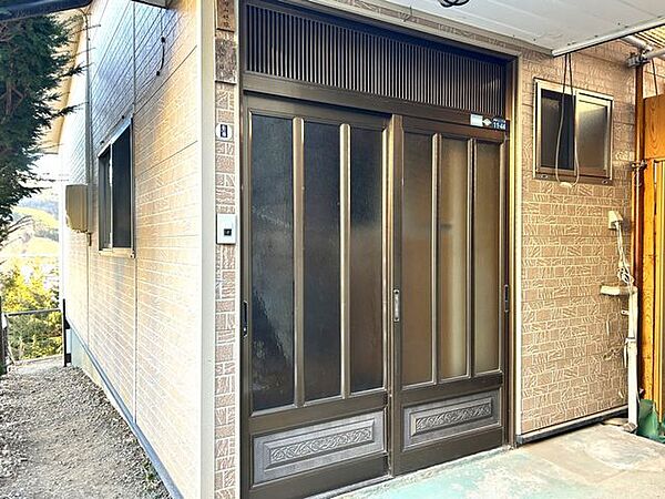 【リフォーム中・玄関ポーチ】玄関扉は新しいものに交換します。毎日使う玄関は、新品だとうれしいですよね。玄関前のポーチタイルも重ね張りをするのでぱっと明るい印象の玄関になります。