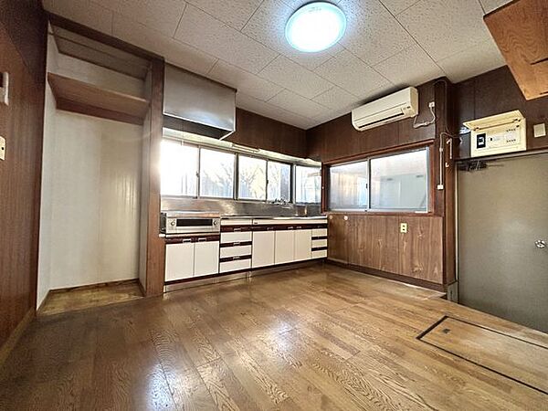 【リフォーム中/1階7.5帖洋室】床はフローリングを重ね張り、天井と壁はクロスの張替えをします。1Fにメインとなる居室があると、年齢を重ねてからの生活も安心ですね。