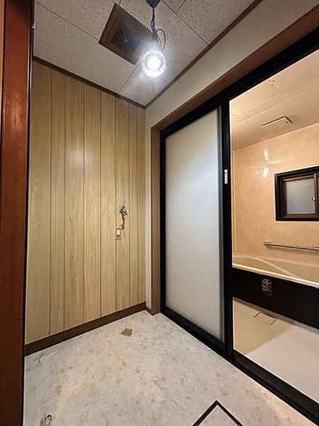 【リフォーム中・洗面所】約2帖の広さの洗面脱衣室は壁と天井、床それぞれの張替えを行い、清潔感溢れる空間に生まれ変わります。脱衣所には幅750mmのハウステック製洗面台を新設します。