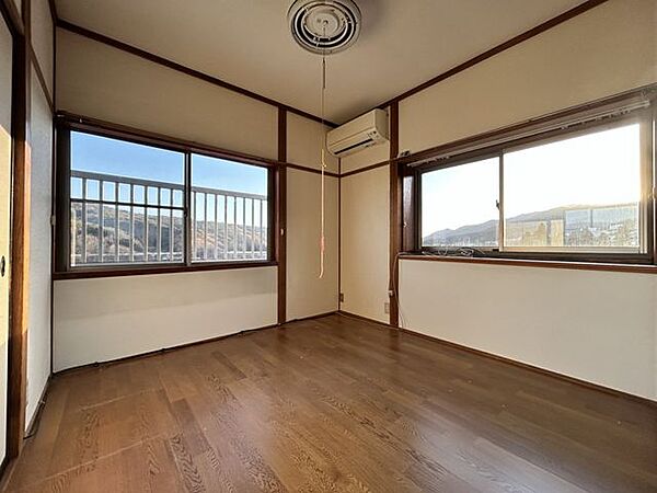 【リフォーム中・2F4.5畳洋室】フローリング重張、天井・壁クロス張替、照明交換等を行います。新たにクローゼットを造作するので、かさばりがちな衣類もスッキリ収納できますね。