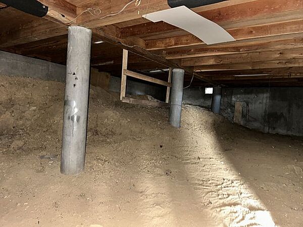 【床下】中古住宅の3大リスクである、雨漏り、主要構造部分の欠陥や腐食、給排水管の漏水や故障を2年間保証します。