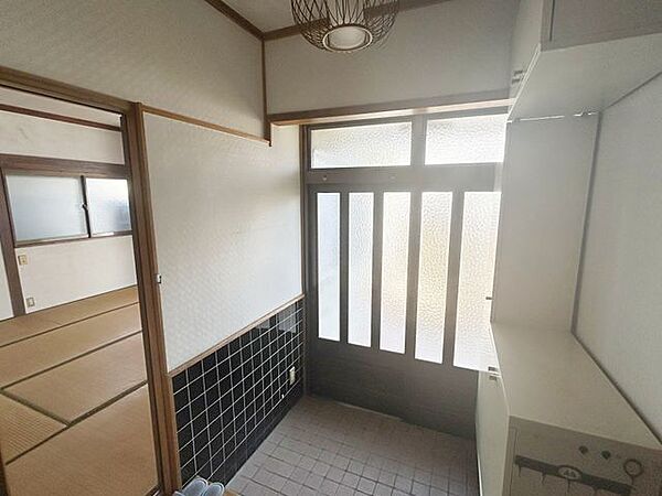 【現況販売・玄関内観】明るく開放感のある玄関です。