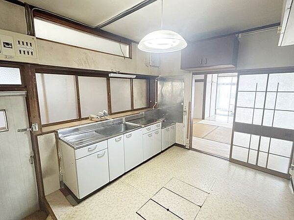 【現況販売・キッチン】窓があり、自然光を取り込みながら作業ができるキッチンスペースです。