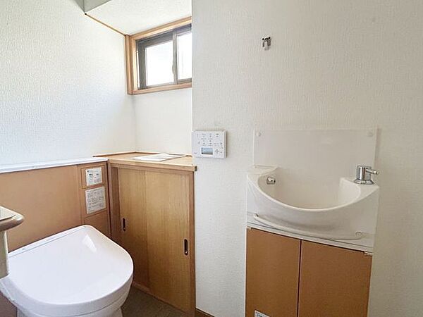 【現況販売・1階トイレ】洗面付きで、清潔感のあるトイレです。
