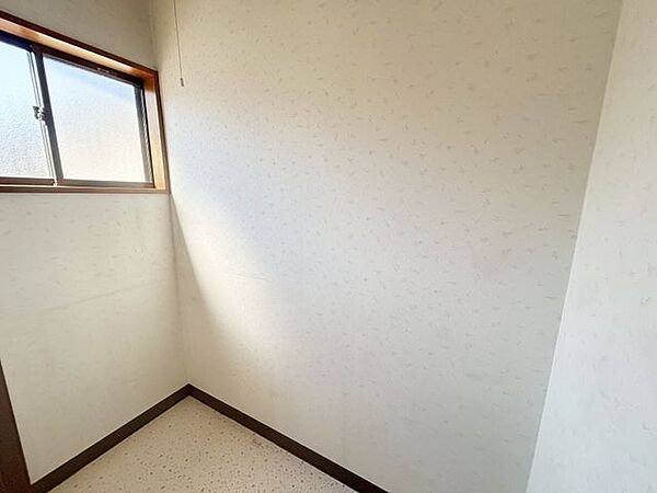 【現況販売・1階洗面所】身支度や家事に便利な洗面スペース。毎日の暮らしを支える水まわりです。