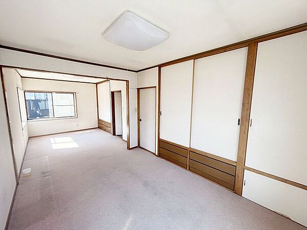 【現況販売・2階12帖洋室】家具の配置がしやすく、さまざまな用途に対応できる洋室です。
