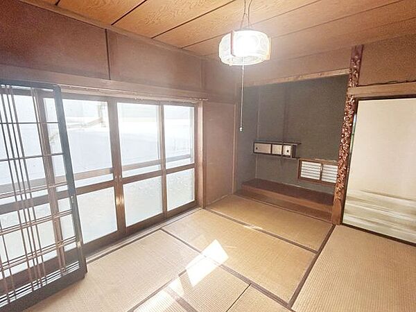 【現況販売・1階北西和室】お子様の遊び場や来客時にも便利な和室スペースです。