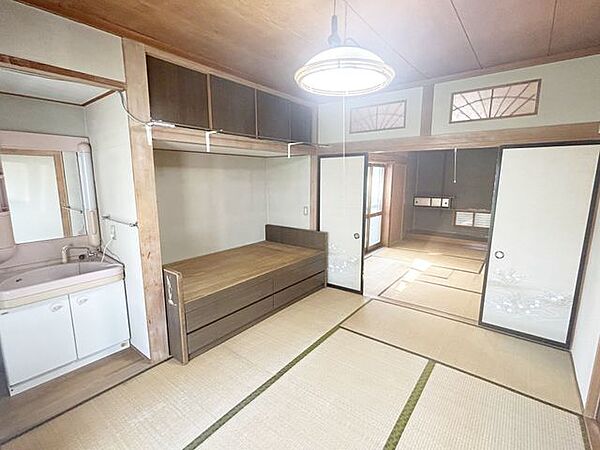 【現況販売・1階南東和室】襖を開けることで、より開放的な空間としてお使いいただけます。