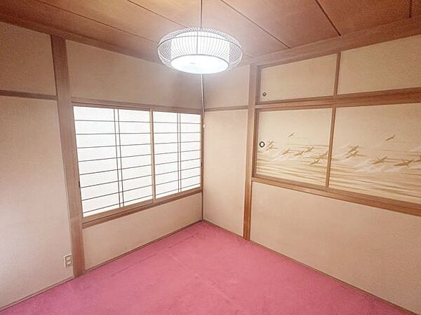 【現況販売・2階4.5帖和室】採光が確保された明るい印象の和室です。