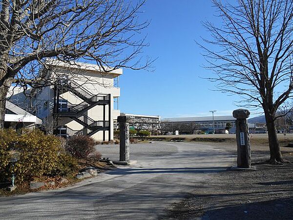 【周辺情報・小学校】中州小学校まで900m。小さなお子様がいらっしゃる親御様には重要な小学校までの距離。暑い日も寒い日も元気に歩いて通える距離で6年間の通学も安心です