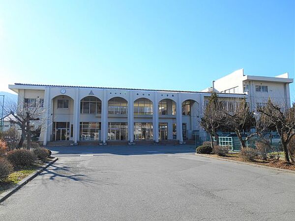 【周辺情報・中学校】諏訪南中学校まで250m。中学校までは徒歩通学の学生さんも多いはず。学業・部活・遊び盛りのお子さんに朝夕の時間は大事です。朝練や夕練があっても便利に通える距離
