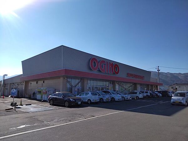 【周辺情報・スーパーマーケット】おぎの諏訪店様まで850m(車4分)。大きな買い物やまとめ買いは近くのスーパーで済ませたいものです。仕事帰りやレジャー帰りでも面倒にならない距離にあるのは嬉しいです
