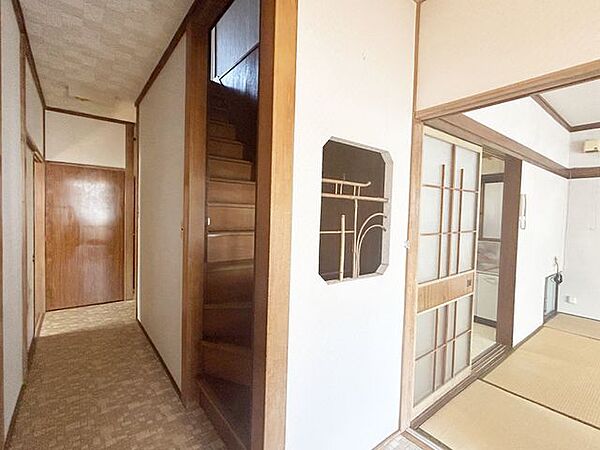 【現況販売・1階階段】1階と2階をつなぐ階段。住まいの動線をご確認いただけます。