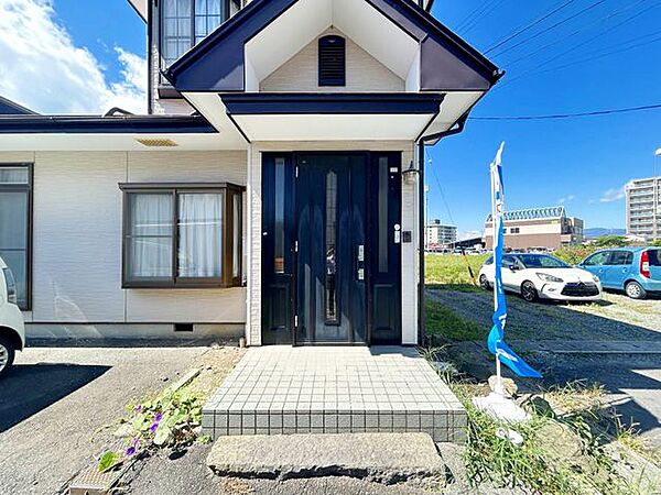 【リフォーム中/玄関外部】玄関扉の塗装、おうちの周囲は砕石敷きを予定しております。