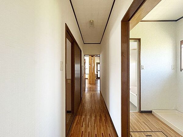 【リフォーム中/1階廊下】建具等もすべて新品交換予定です。