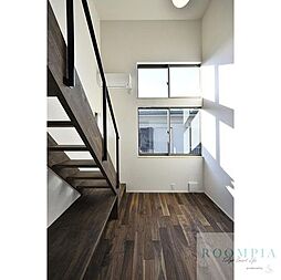 チトフナアパートメント 204 2階ワンルームのリビング/ダイニング