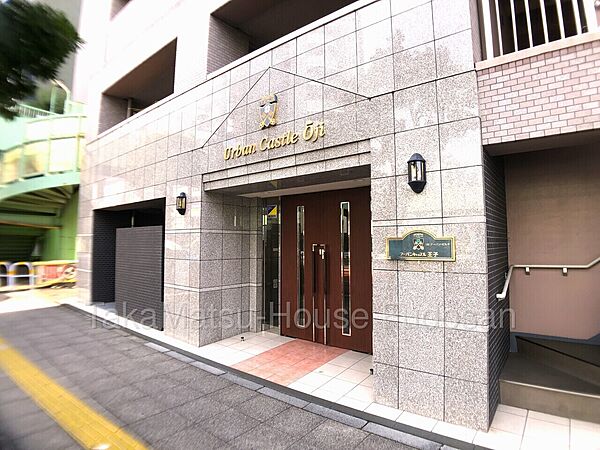 エントランス、左手は自転車置場、右手にはゴミ置場がございます。