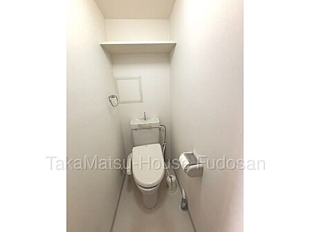 トイレットペーパーや掃除用品をすっきり収納できる棚(吊戸棚)を備え、空間を清潔・広々と保てます。