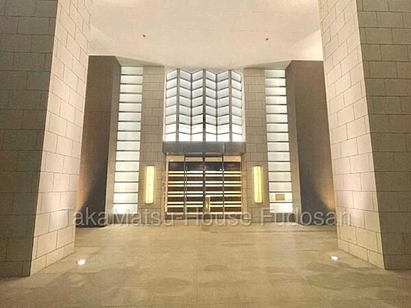 天井も高く開放的なエントランスホール。
