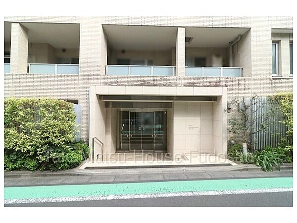 エントランス横の植栽が際立つ重厚感のあるマンション入り口です。