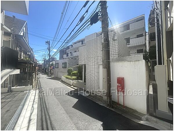 前面道路を含む現地外観写真。（最寄りの東中野駅まで徒歩約4分。）