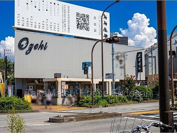 駅前のディスカウントスーパー、徒歩10分。