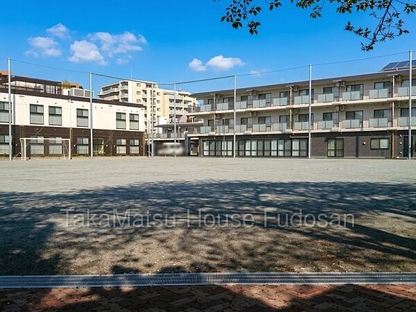 ボール遊びのできる小学校跡地のひろば3月21日～9月23日（夏時間）　10:00～18:009月24日～3月20日（冬時間）　10:00～17:00※雨天・悪天候、1月1日・12月31日は休園。