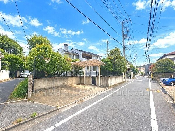 南東側公道からの現地写真（2026年9月現在）