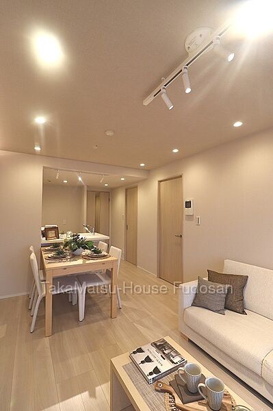 スポットライトやダウンライトを効果的に配置し、お部屋全体を明るく上質に演出します。木の温もりに包まれる快適な空間です。※画像内の家具・小物等は売買対象外となります。