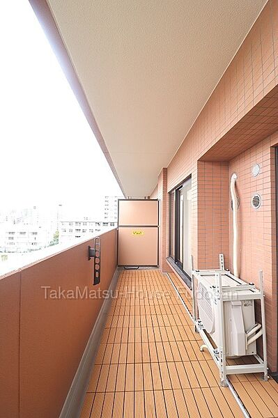 高級感のあるタイルデザインと開放的な眺望が魅力。風通しも良く、快適な外部空間を楽しめます。