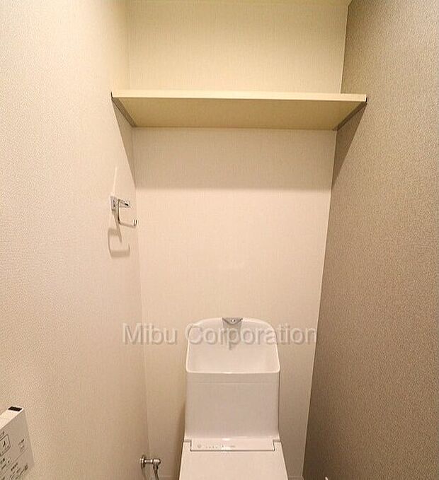 トイレは温水洗浄機能付き。こちらも新規交換済です。