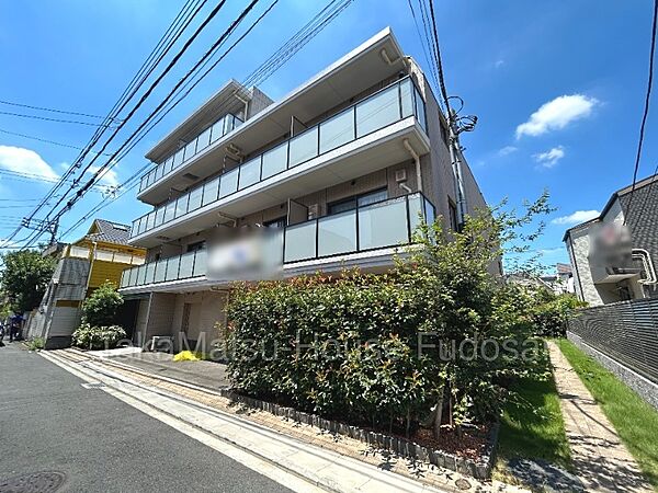 隣地とは十分な間隔がございます。
