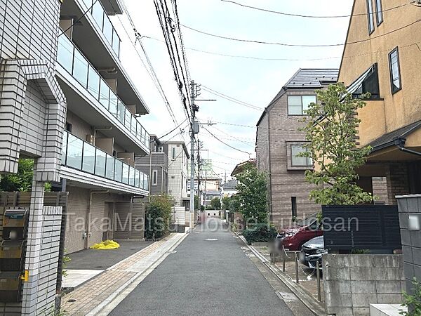 現地の前面道路です。