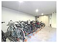 駐輪場は室内の...