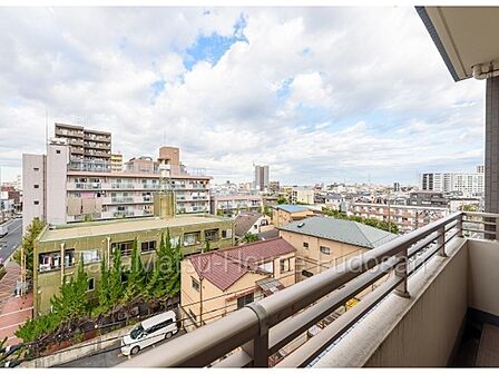 周りに高い建物がなく、開放的な眺望が広がります。5階ならではの、心地よい風を感じられる景色です。