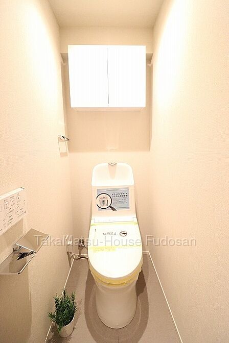 新規交換済みのトイレ。温水洗浄機能を備えています。
