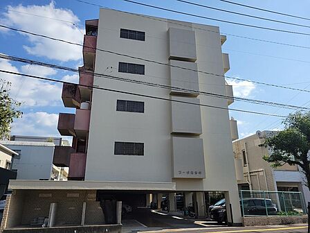 マンション外観様子、1階部分は駐車場