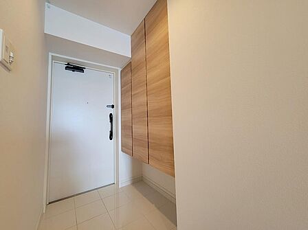 収納力のあるシューズボックス付き玄関。すっきりとした空間で、ご家族や来客を気持ちよくお迎えできます。