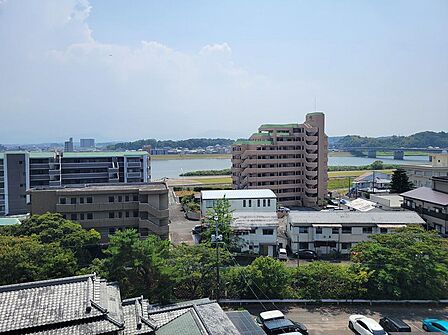 開放的な眺望。夏には花火大会を自宅から眺められる、魅力あふれる住まいです。