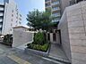 その他：高級感ある外構デザインと緑豊かな植栽がお出迎え。住む人や訪れる人を心地よく迎える空間です。