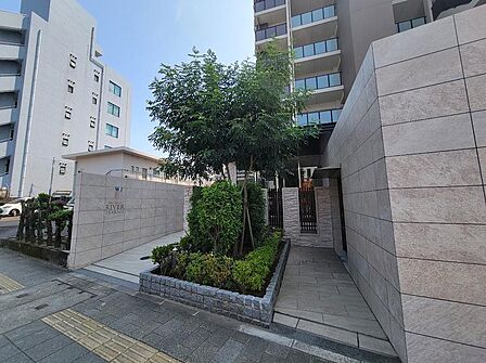 高級感ある外構デザインと緑豊かな植栽がお出迎え。住む人や訪れる人を心地よく迎える空間です。