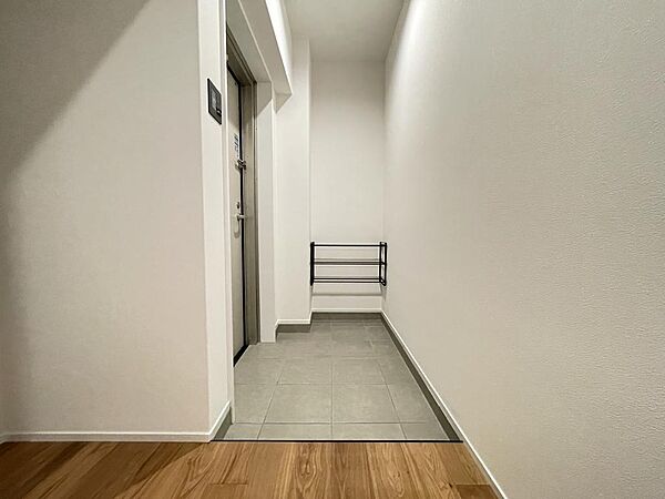 玄関横に収納があり便利です。小物もブラックに揃えられて統一感があります。