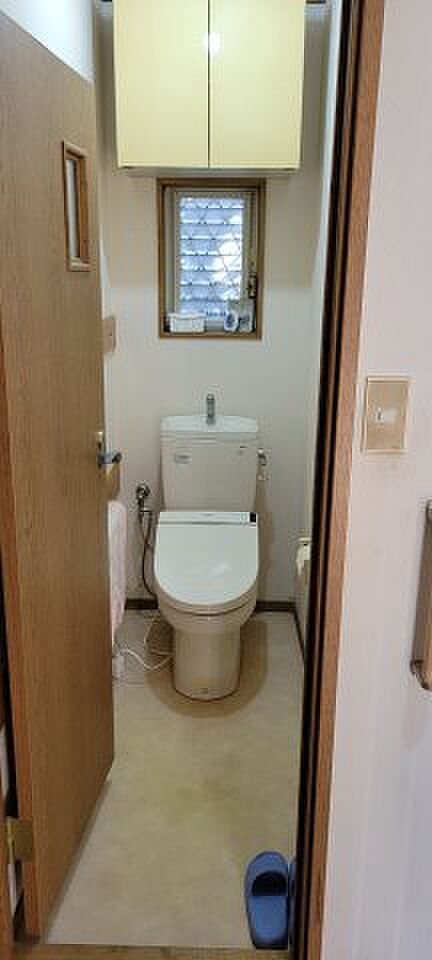 トイレには窓があり明るい室内です。上部に収納スペースがあるのでトイレットペーパーのストックをしまっておけて便利です。　