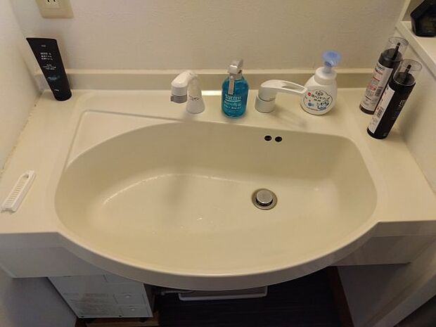 リフォームしてあるので綺麗な洗面台です。シャワーになっており、ノズル部分も伸びるので使い勝手が良さそうですね。